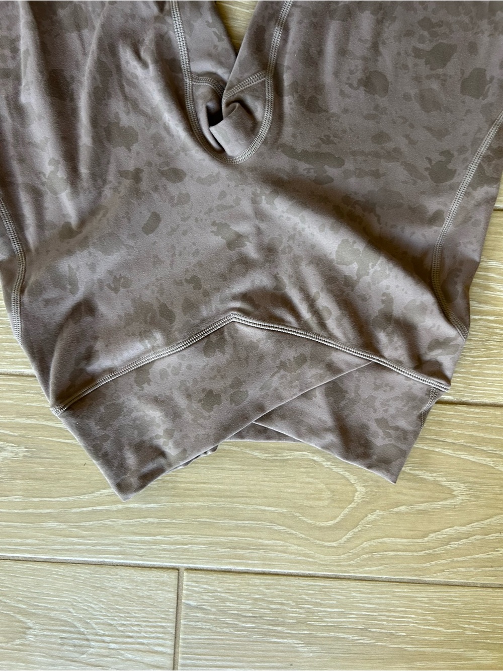 Alphalete Surface Power Leggings in Taupe Camo Print small - Picture 4 of 4